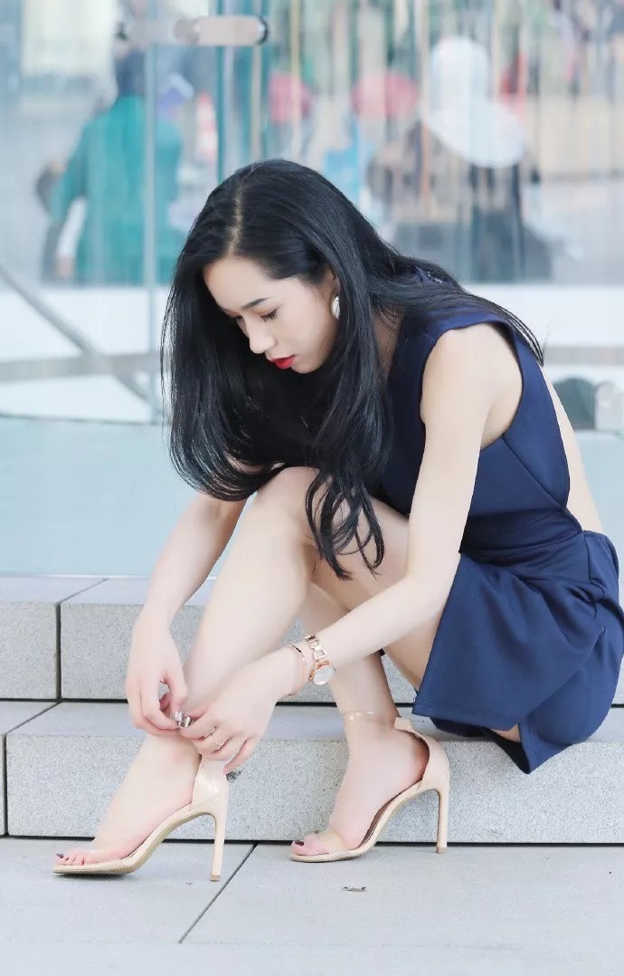 街拍:女生高跟鞋时尚搭配,浪漫优雅显自信