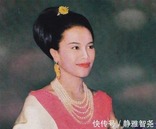 耳环|42岁西拉米终于不装嫩烫波浪刘海配盘发,高贵成第二个诗丽吉