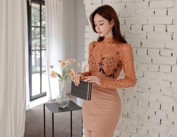 孙允珠焦糖色蕾丝绣花上衣配包臀裙，气质冷艳高雅，透着一股成熟