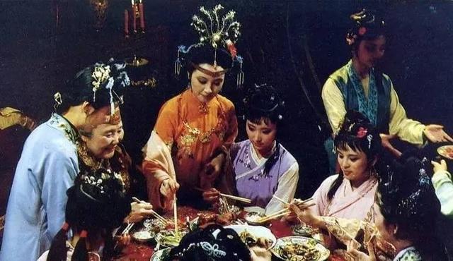 林黛玉&林黛玉初进贾府“步步留心”,体现在哪里?用五个场景告诉你