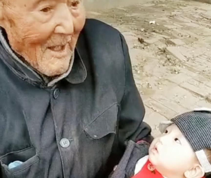 温馨|九十八岁的老太爷抱着小玄孙，全靠眼神交流，网友：画面太温馨了