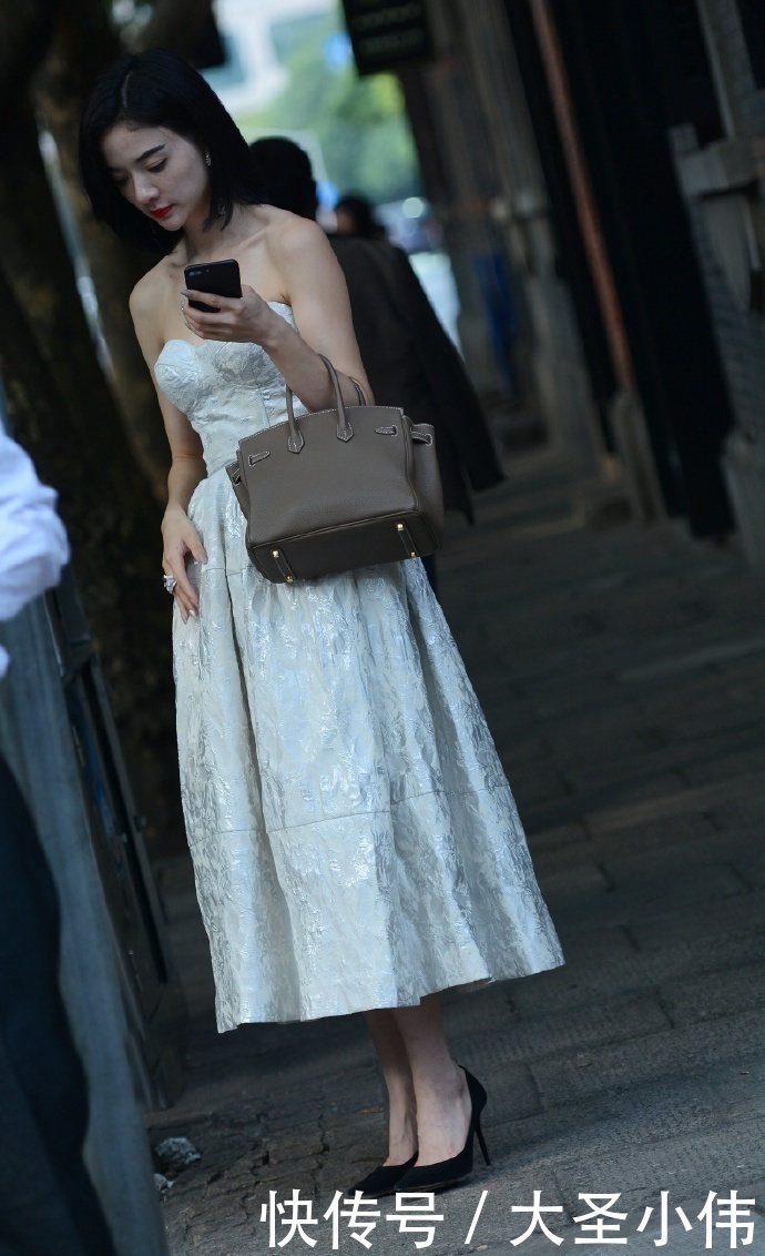 美女街拍短发小姐姐一袭抹胸白裙仙气十足,韵味悠扬