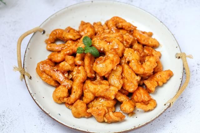 花三块钱买了一块鸡胸，满满当当做一大盘，酸甜焦脆好吃到吮手指