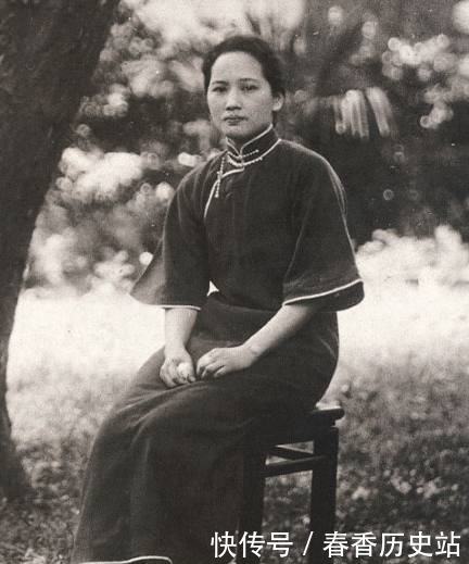 毛主席|毛主席葬礼上所有人都站着,为什么唯独有位女子坐着,她是谁?