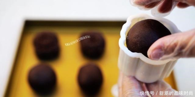 喜欢巧克力和椰蓉的试试这月饼,太香了!其它月饼一比都是浮云了