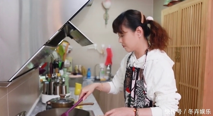 周海媚 “周芷若”周海媚秀厨艺,吃烤鸭不舍扔鸭架,独住豪宅内饰好老旧