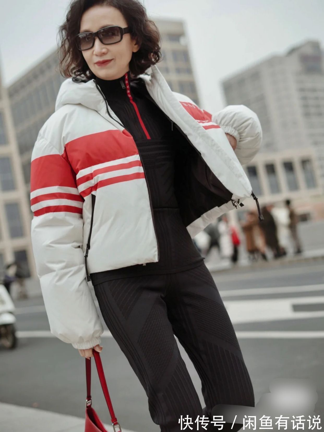 羽绒服|三木妈妈终于不穿大衣,穿“蓬蓬服”配小脚裤,还烫卷发好显年轻