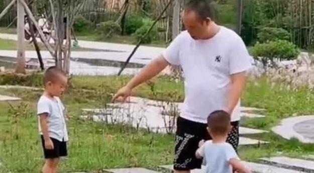 儿子|爸爸带双胞胎儿子出去玩,快天黑了都没回家,妈妈找到后哭笑不得