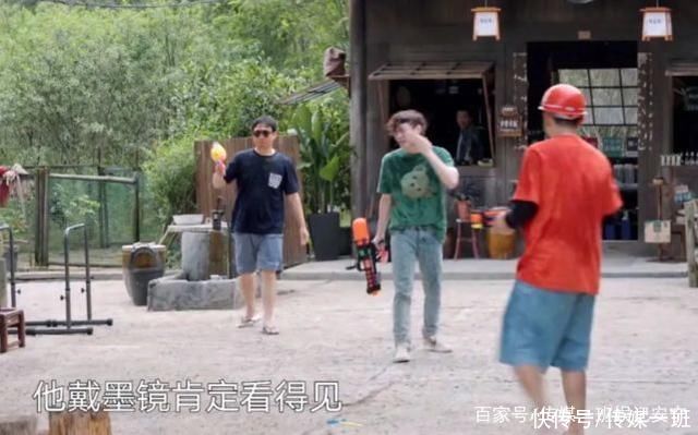 向往生活|《向往生活》名场面，极限男人帮聚头，张艺兴被水枪打得睁不开眼