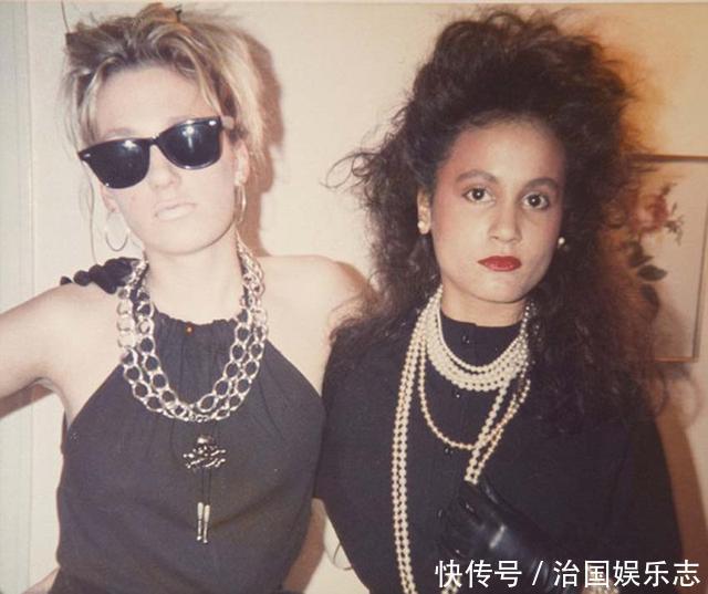 10岁女孩因怕长皱纹,40年来都坚持不笑一次,如今变成啥样了