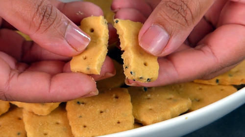 自制无糖咸味小饼干,天然无添加,又香又酥,老人孩子都适合吃