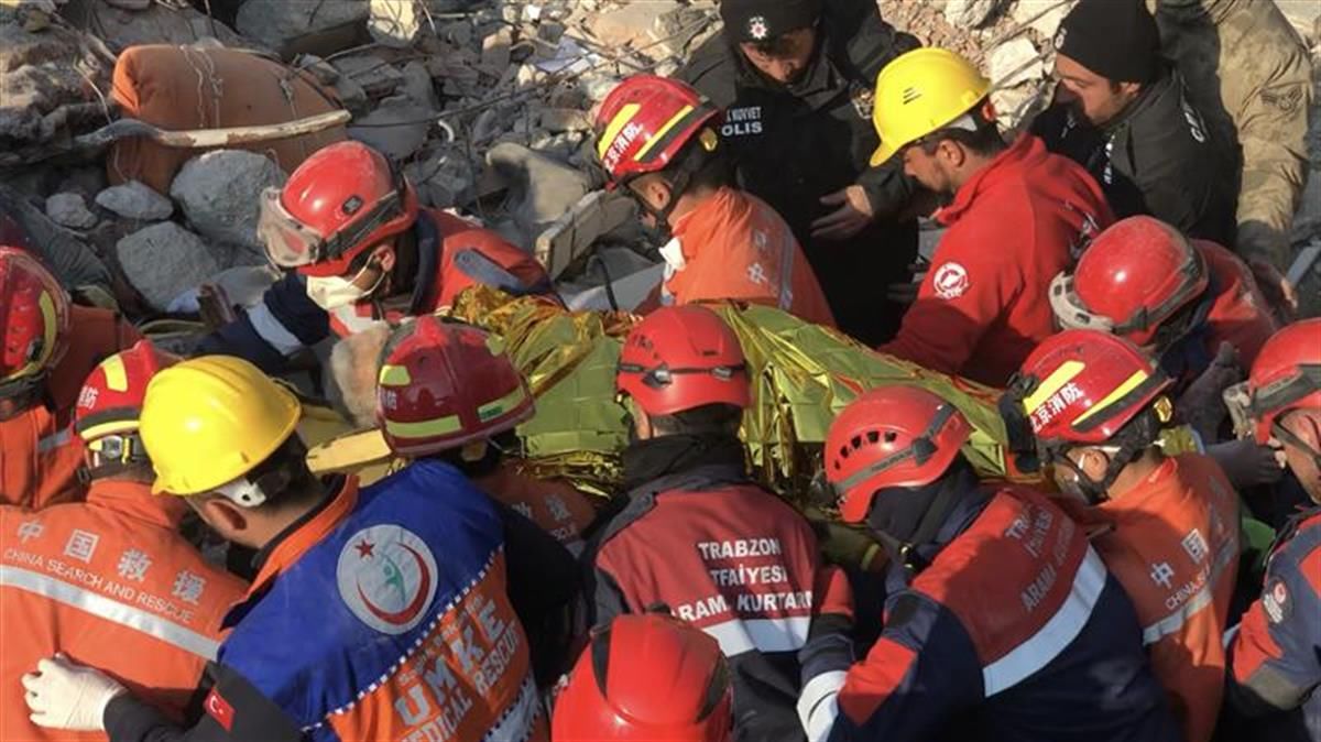 震后超150小时，中国救援队再救一名生还者