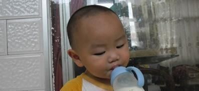 男孩|8岁男孩要用鼻子进食，只因贪吃了冰棍，家长们都要注意了