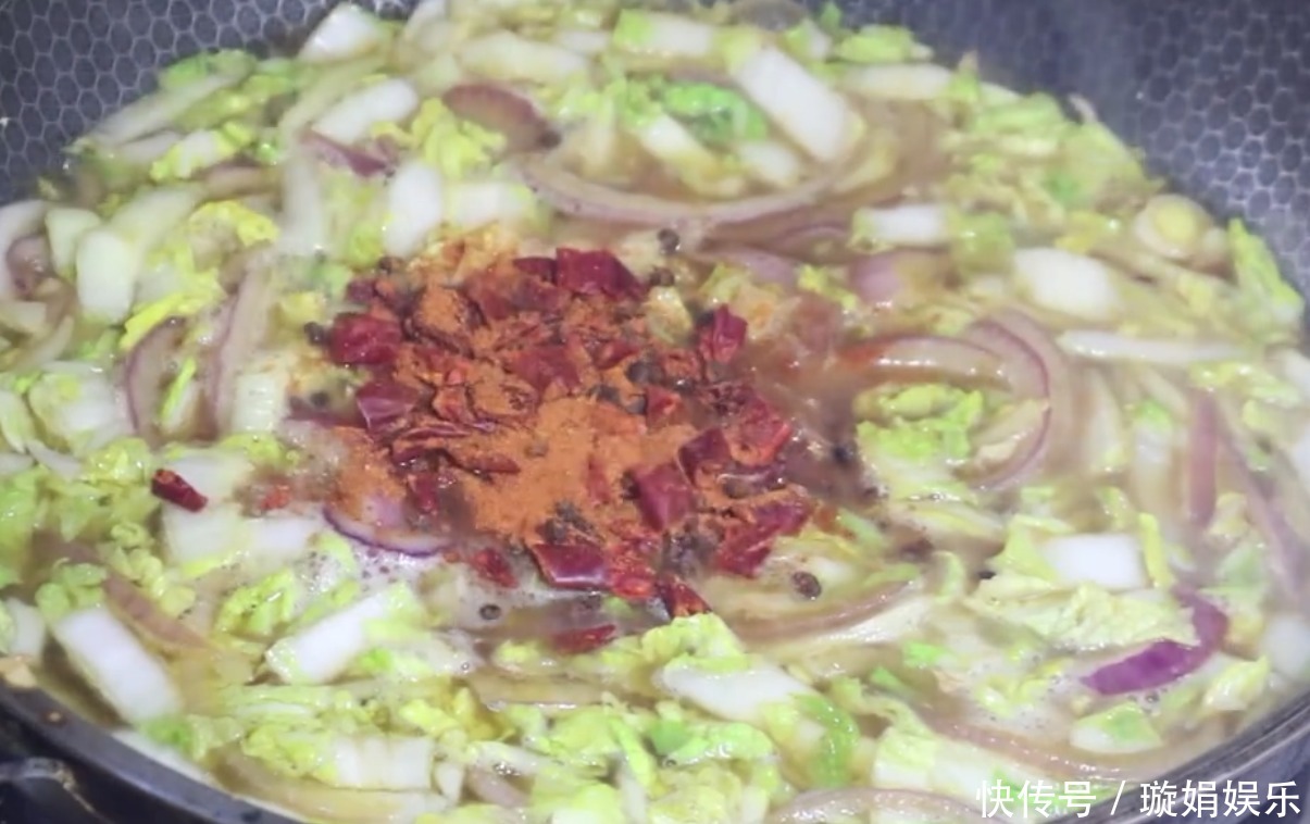 半颗白菜1把面条，简单一做，香辣美味，面条吸收汤汁，超好吃