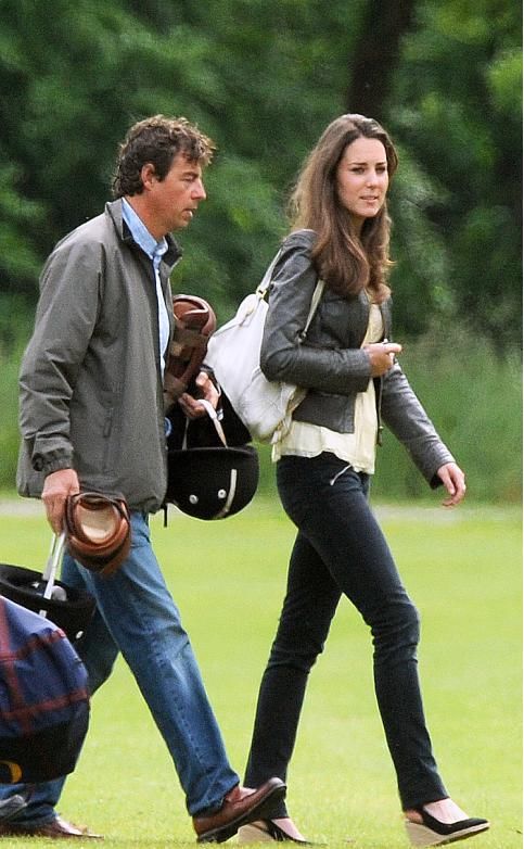  搭配|凯特王妃一点不娇贵，穿朴实休闲装出镜，优越曲线真给造型加分