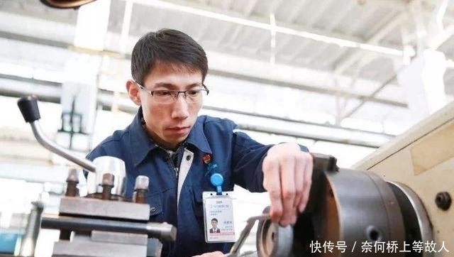 他是“中国第一工匠”,拒外企90万月薪相邀,只愿为祖国贡献力量