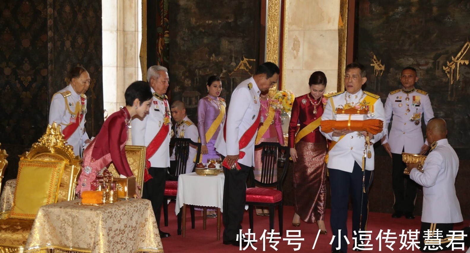 诗尼娜#诗尼娜贵妃跪拜苏提达王后,一年的牢狱生活让她懂得嫡庶之别