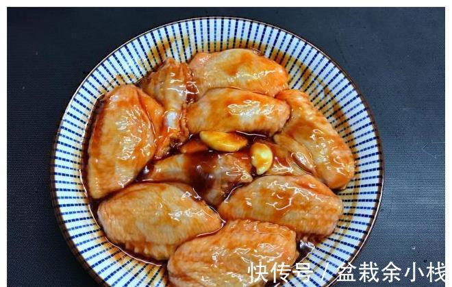想吃|想吃烤翅不用买,简单2步在家就能做,鲜嫩多汁,香到流口水