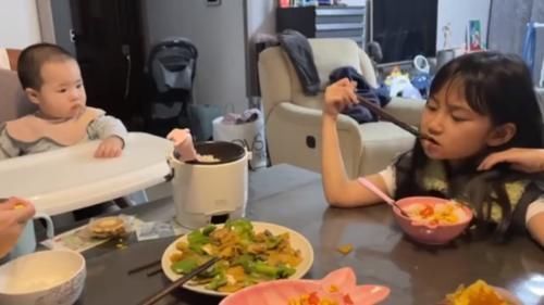 二胎家庭|亲姐餐桌上“大吼”弟弟吃饭引热议,网友:君子报仇,十二年不晚