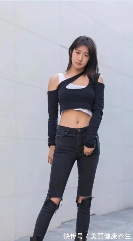 蕾丝 黑色露肩长袖搭配破洞打底裤,暗黑风格,看起来神秘又性感!