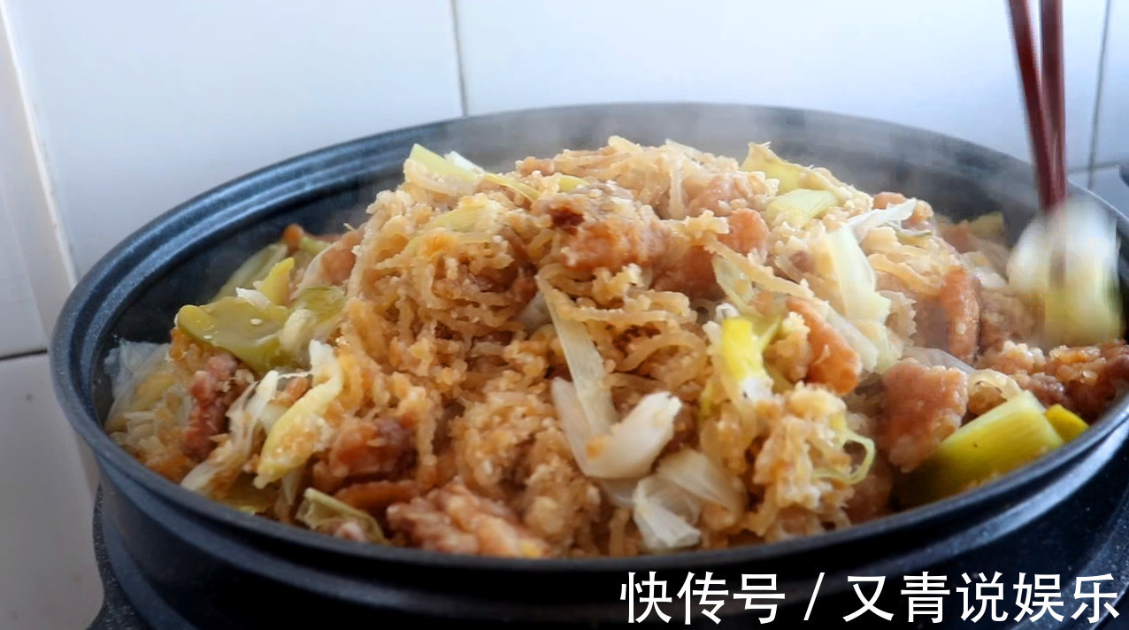 猪肉和粉条别再乱炖了，教你个农村特色吃法，一做一大盆不够吃