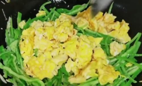 青椒炒鸡蛋很多人第一步就错了,教你几个小技巧,青椒鲜香超下饭