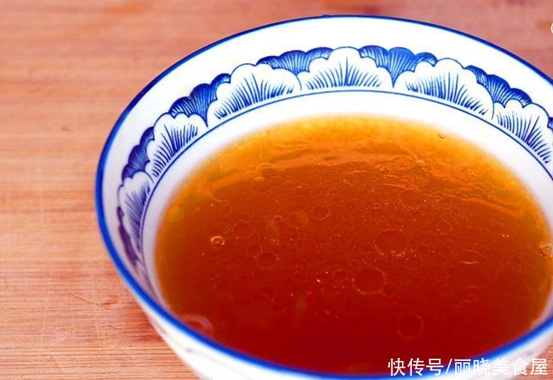 一整只鸡放锅中蒸一蒸，不加水不放油，汤鲜肉嫩，年夜饭吃真香