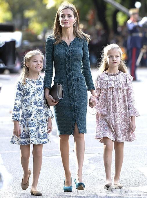 印花连衣裙|西班牙公主莱昂诺尔真会穿，无袖印花连衣裙清新减龄，娇俏甜美