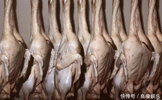 盐水鸭非常简单,重要用90度水焯,白米醋除腥,香辛料仅用八角、麻椒