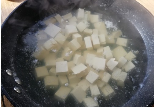 不碎|做豆腐时,别急着放油下锅烧,这一步不能少,豆腐不碎,味道香