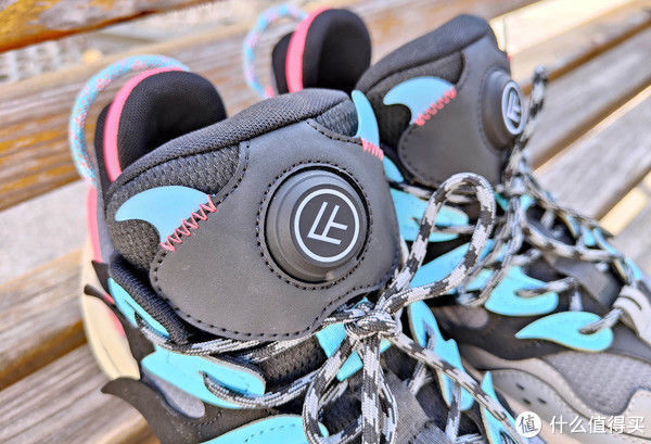 复古风 智趣测评 篇三百二十五:小米有品新上的老爹鞋测评,自带电加热,炫酷还保暖