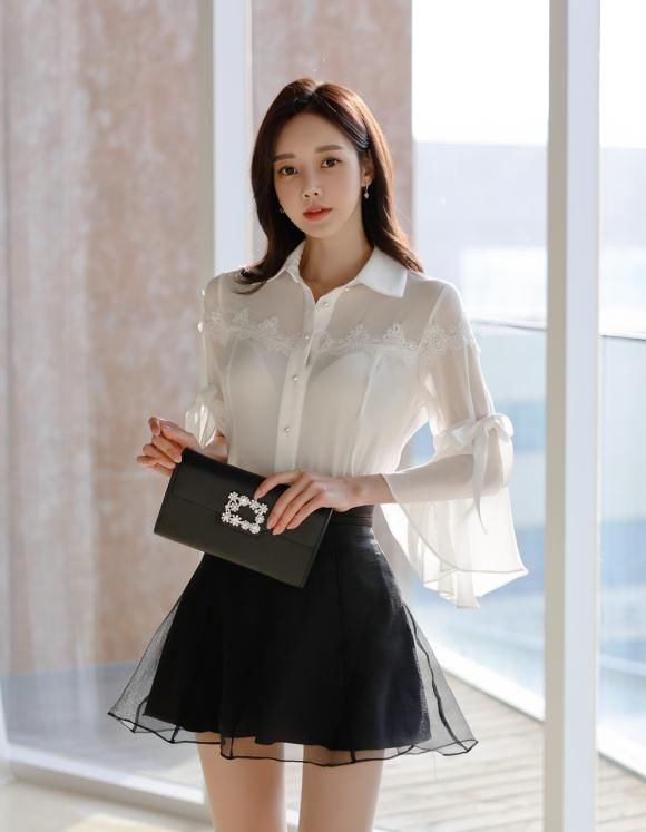 美人图鉴孙允珠：凝静薄冰霜白透明扇叶衬衣裙