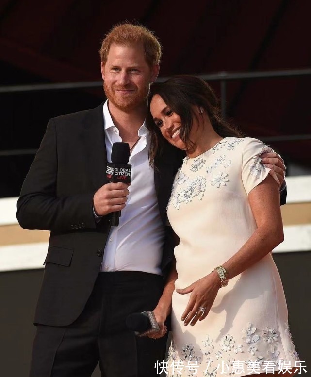 梅根|梅根穿超短白裙秀出漫画腿!扎低马尾显老十岁,窝哈里怀中像大妈