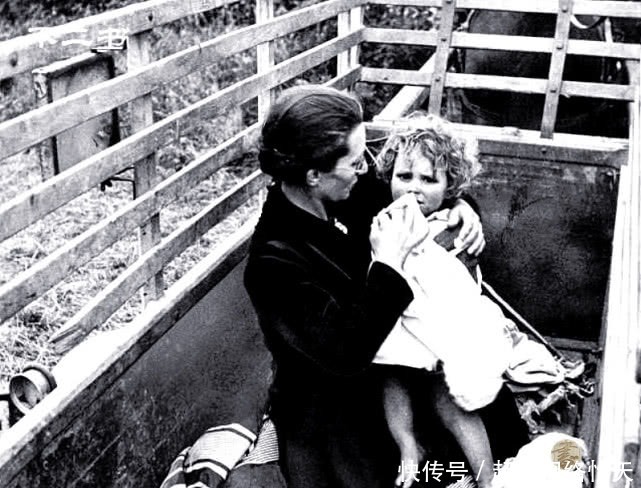 士兵|诺曼底被解放后的老照片:欢呼的法国人、被俘的德军士兵一脸悲伤