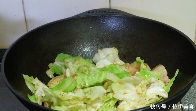 叶子|这菜我家隔两天就要炒一次,1颗菜炒2盘,叶子用手撕,加肉更香