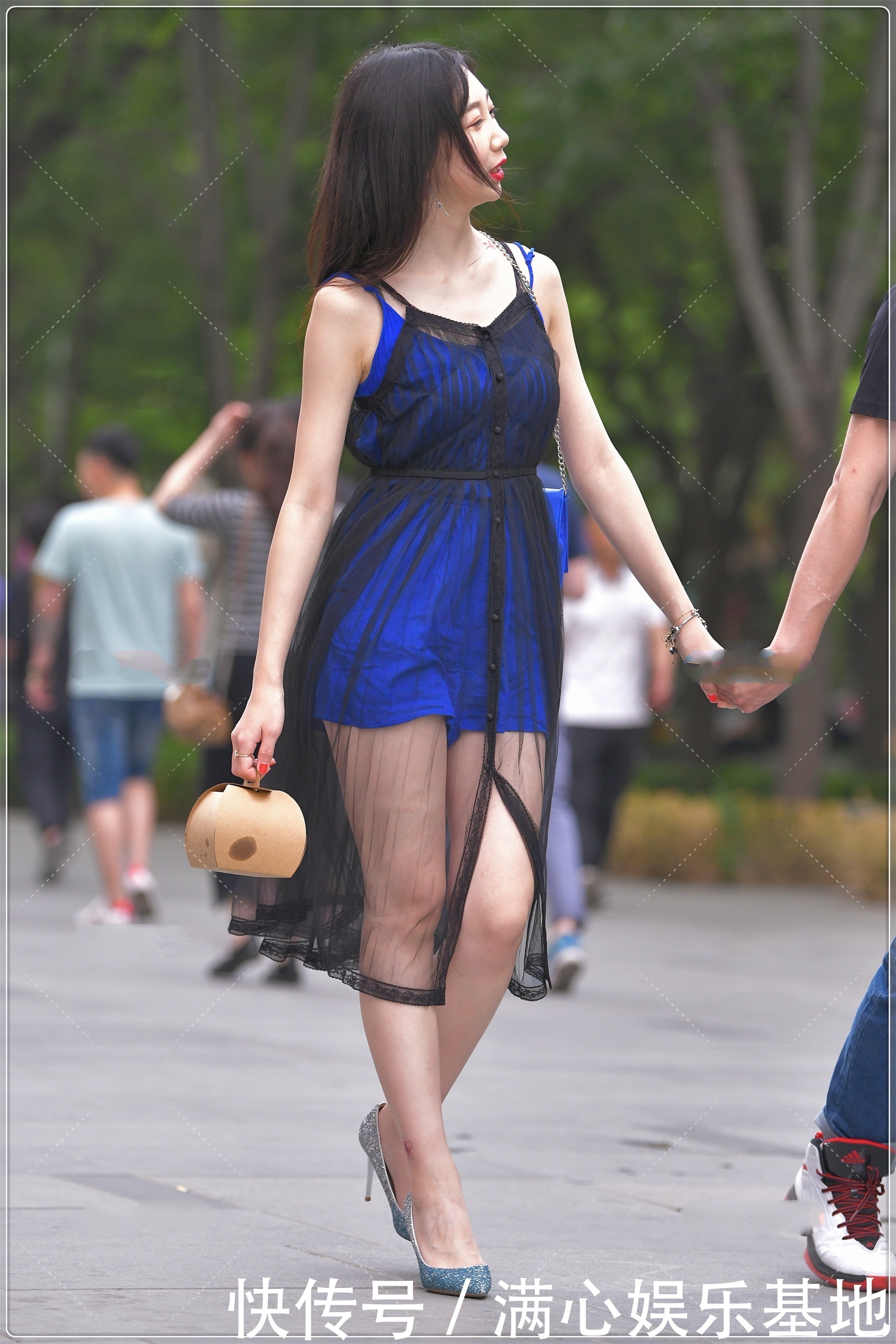 宝石蓝连衣裙外搭黑色网纱,配色新颖,魅力十足