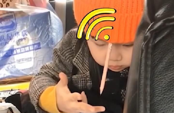 安全隐患|萌娃写作业姿势火了,笔好像是多余的,主要作用是“接收信号”