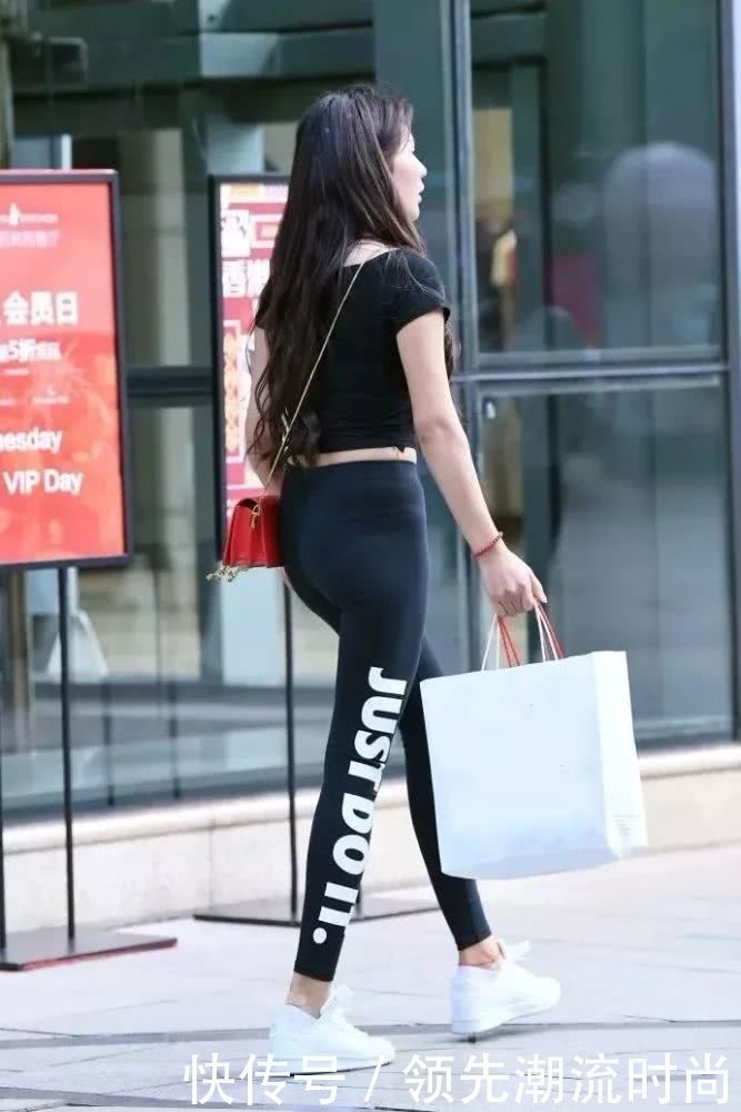 真显|街拍美女:小姐姐的运动装真显身材,穿出迷人姿态,展现独特魅力