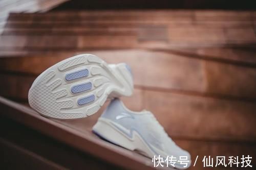 氢跑|性能在线、出街有面：不会选错的国产跑鞋，400的预算就能拿下！