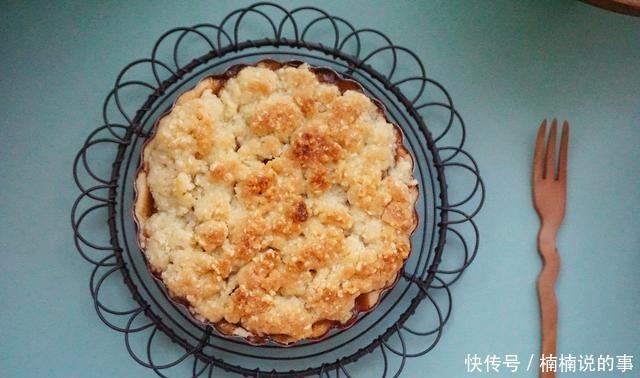 小朋友心心念念着要吃苹果派,我给她做了一份,她满足得笑不拢嘴