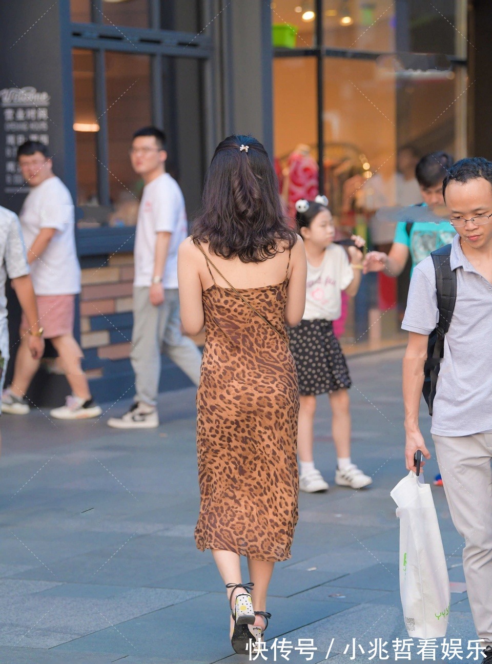 小姐姐|小姐姐搭配毛边破洞短裤,身材性感,火辣迷人