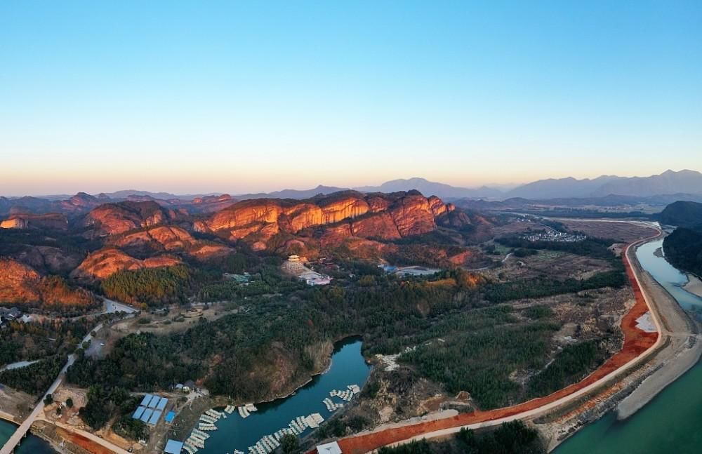 江西龙虎山：航拍日出时分龙虎山景区，与朝阳相互辉映