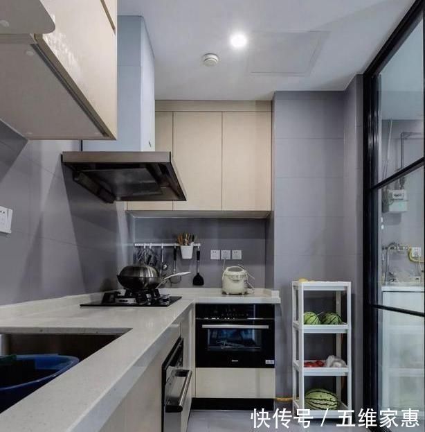 背景墙|参观135平米新房装修,完工效果比样板房漂亮,客厅大飘窗超实用