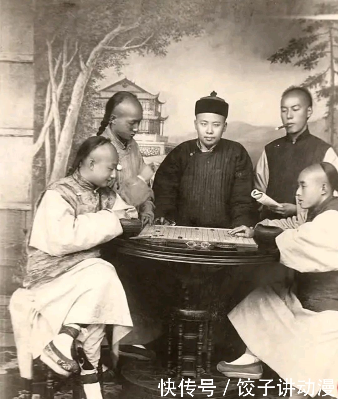 宫女|清末真实照片，差官手握巨型斩马剑，宫女准许离宫“满面春风”