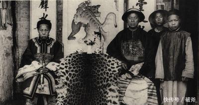 官员|一组清末官员老照片,头戴顶戴花翎,出巡阵仗大,官气十足!