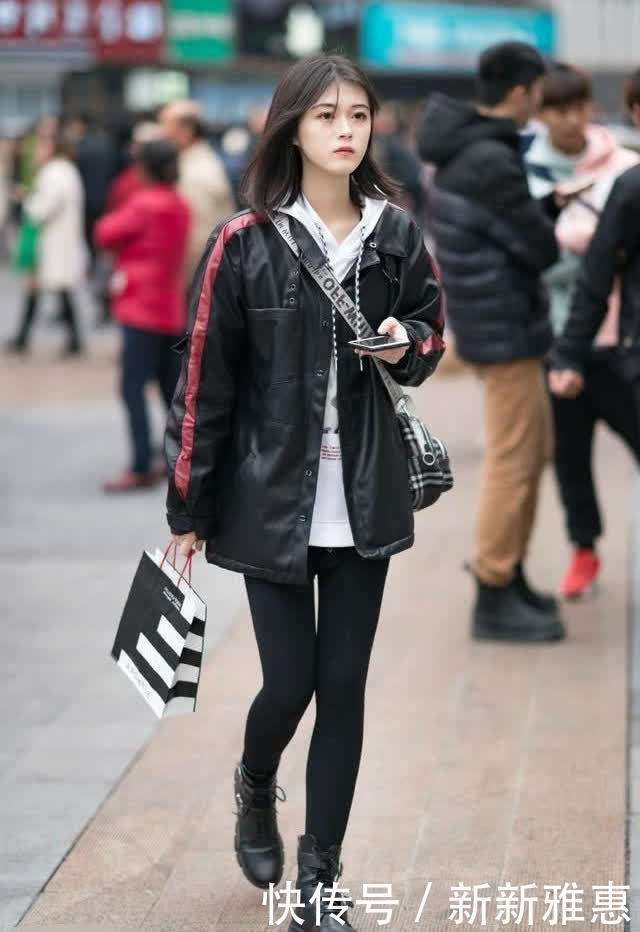一身白色|街拍:一身白色搭配的美女,秀出白皙大长腿,让人怎么都看不够