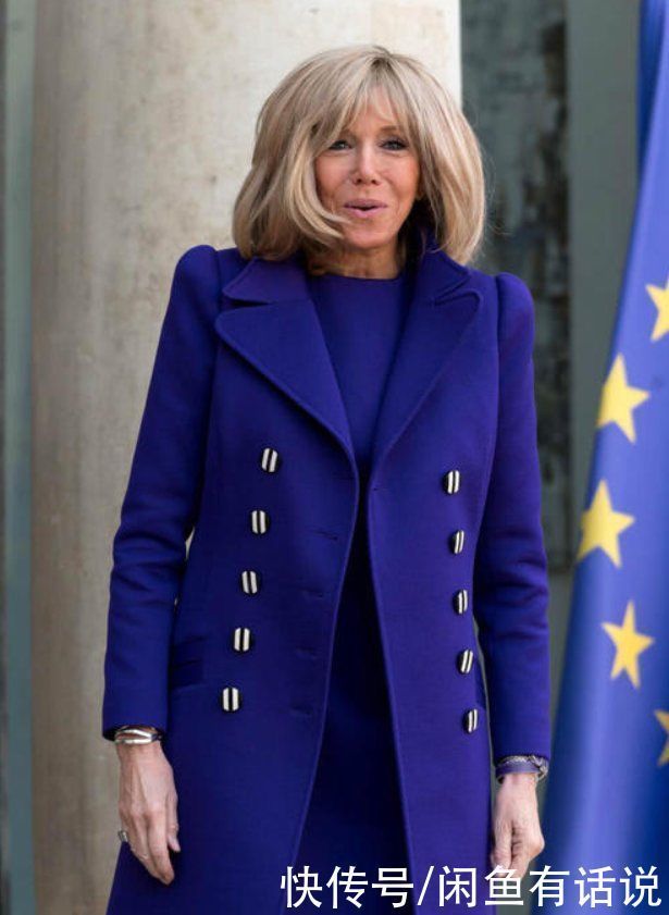 法国夫人带火了一种穿法：叫“大衣+同色连衣裙”，高级又时髦