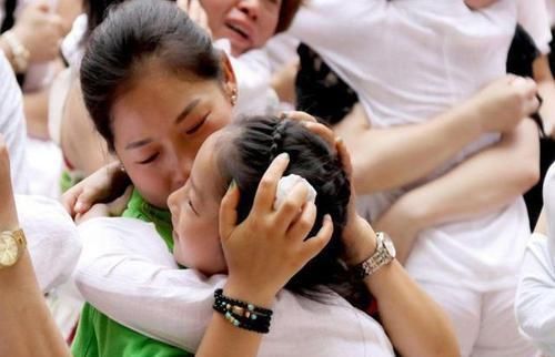 妈妈|7岁女儿半夜发高烧,嘴里却念叨文具盒坏了,妈妈打开后情绪失控