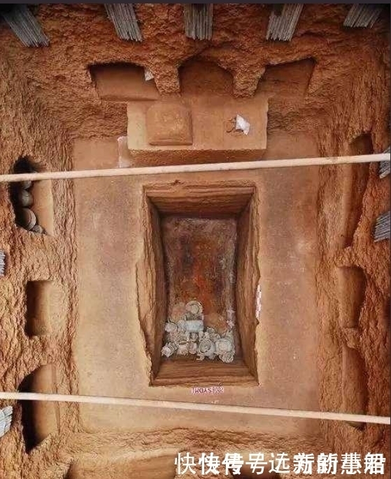 千年古墓中发现9条盗洞,墓中文物一件未丢,打开石棺恍然大悟