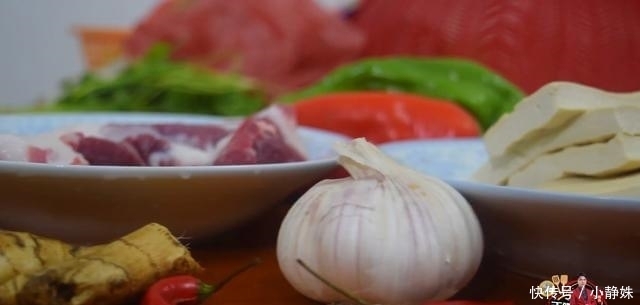 五花肉炒豆腐最好吃的做法，简单美味又下饭，看看你喜欢吃不？